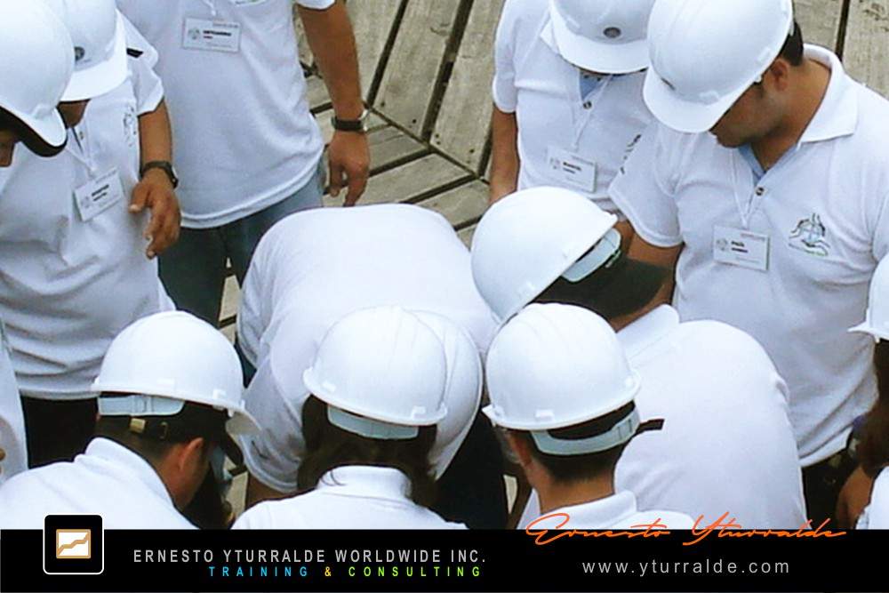 Talleres de trabajo en equipo Nicaragua, actividades de cuerdas para fortalecer colaboración y liderazgo.